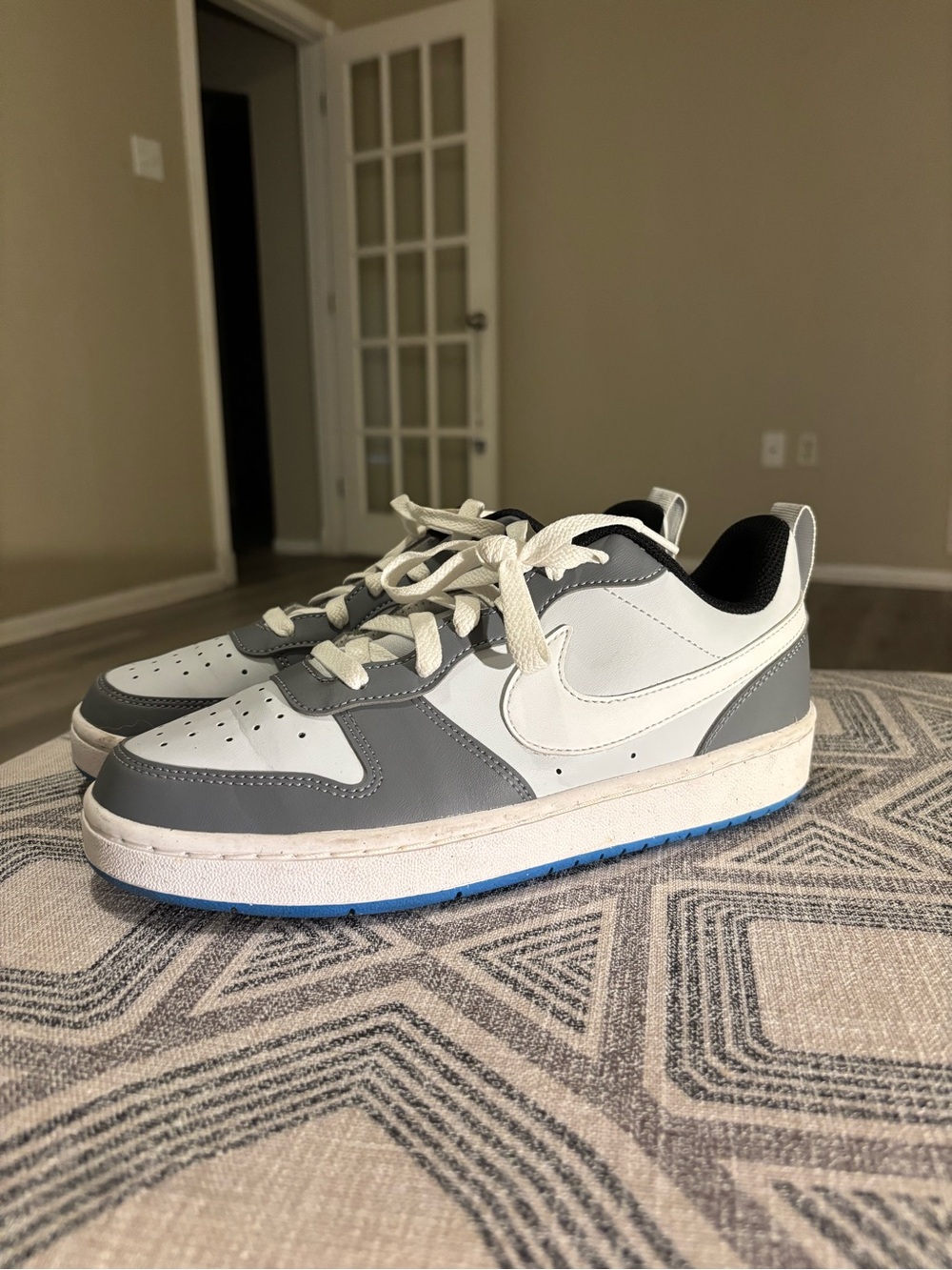 Nike Kids Low-Top Sneakers in White, Gray and Blue